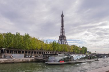 Eyfel Kulesi Tour Eiffel Seine Nehri üzerinden görünümü