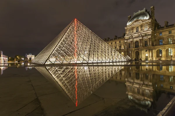 Louvre v noci — Stock fotografie