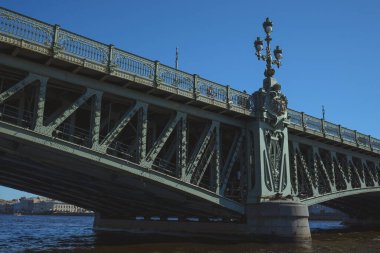 Blagoveshchensky St. Petersburg 'daki Neva Nehri' nin üzerindeki asma köprü.