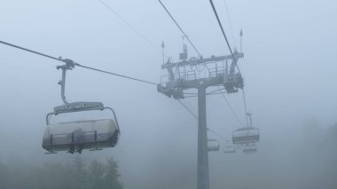 Yoğun siste kablo araba. Krasnaya Polyana, Sochi, Rusya