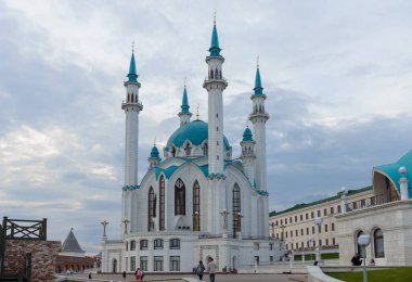Kul-Şerif Camii, Kazan Kremlin topraklarında Tataristan Cumhuriyeti ve Rusya Cumhuriyeti 'nin (Kazan) camii. Caminin binaları beyaz mermerle kaplı. Kubbe ve minarelerin kuleleri turkuaz boyalı.