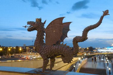 Kazan 'daki Kremlin metro istasyonunda (Tataristan, Rusya) kanatlı bir ejderhanın (Zilant) heykeli gecenin arka planında