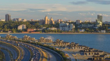 Milenyum kablo destekli köprüsünün akşamları (dönme dolaptan) en yüksek manzarası Kazan 'daki (Tataristan, Rusya) en yüksek köprüdür.). 