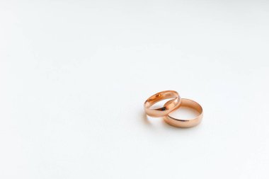 Beyaz arka planda altın alyanslar