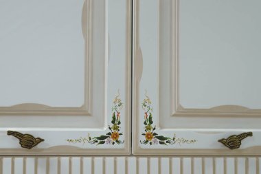 Güzel beyaz mutfak kapıları ve resimler.