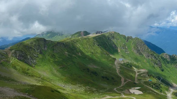 Grüne Hügel Den Wolken Und Blauer Himmel Krasnaja Poljana Sotschi — Stockfoto