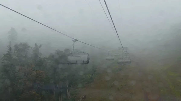 缆车在浓雾中 从布满雨滴的出租车上俯瞰 Krasnaya Polyana Sochi Russia — 图库照片