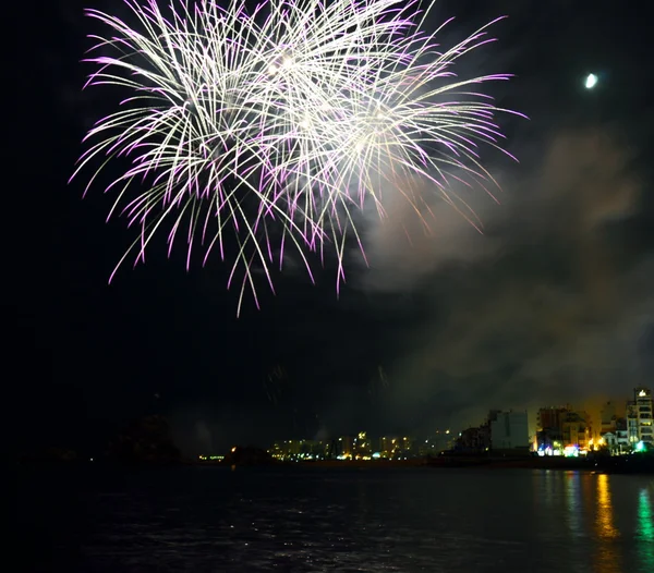 Celebración de fuegos artificiales coloridos — Foto de Stock