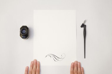 Beyaz boş kağıt sayfası mockup tutan el