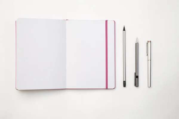 Blankoaufstrich, aufgeschlagenes Buch mit Stift und Pensil — Stockfoto