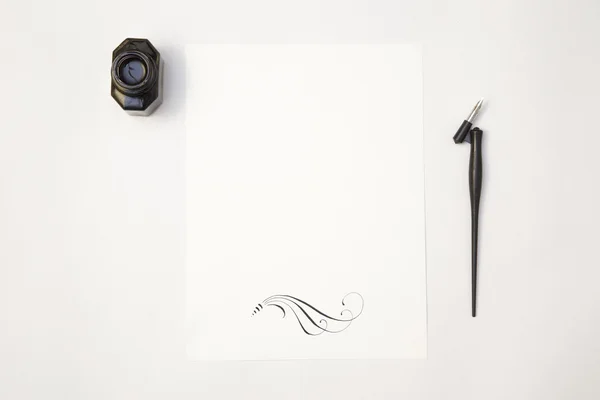 白色的白纸板样机与书法笔尖和油墨 — 图库照片