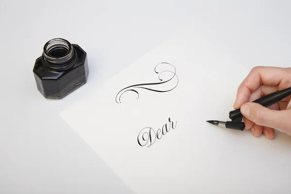 Schreiben mit Federkiel. verschüttete Tinte und Füllfederhalter Konzeptbild für den Schreibprozess. Federhalter und Tintenfass — Stockfoto