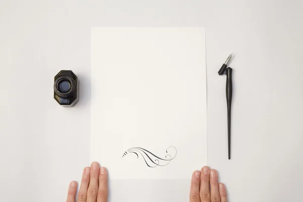 Рука держит белый чистый лист бумаги макет Стоковое Изображение
