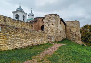 Izborsk kalesi Izborsk (Pskov bölgesi) şehrinde taştan bir kaledir. 1330 'da inşa edildi.