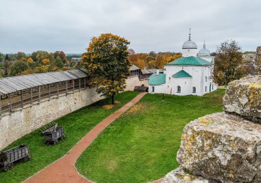 Izborsk kalesi Izborsk (Pskov bölgesi) şehrinde taştan bir kaledir. 1330 'da inşa edildi.
