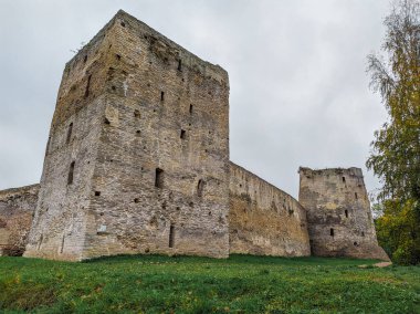 Izborsk kalesi Izborsk (Pskov bölgesi) şehrinde taştan bir kaledir. 1330 'da inşa edildi.