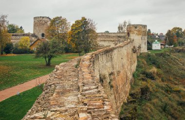 Izborsk kalesi Izborsk (Pskov bölgesi) şehrinde taştan bir kaledir. 1330 'da inşa edildi.