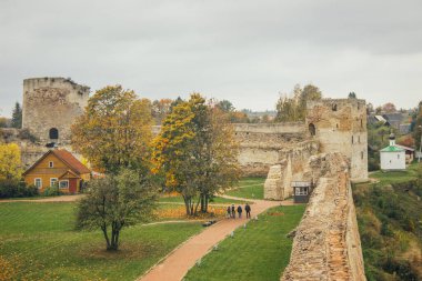 Izborsk kalesi Izborsk (Pskov bölgesi) şehrinde taştan bir kaledir. 1330 'da inşa edildi.