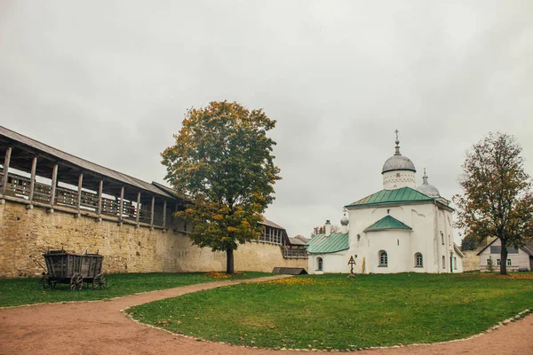 伊兹伯尔斯克要塞 Izborsk Fortress 是伊兹伯尔斯克市 普斯科夫地区 的一座石堡 建于1330年 — 图库照片