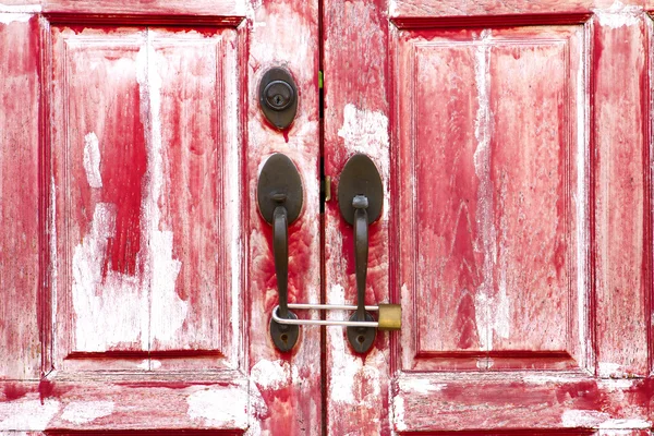 Stare czerwone drzwi drewniane — Zdjęcie stockowe