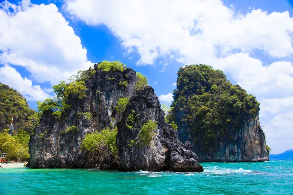 Cliff tropikal deniz manzara Phang nga koyu — Stok fotoğraf