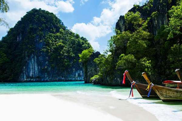 Barche sulla bellissima spiaggia — Foto Stock