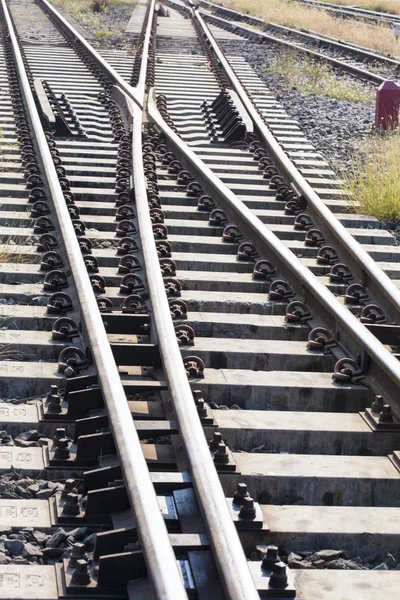 Las vías férreas están en uso durante el día — Foto de Stock
