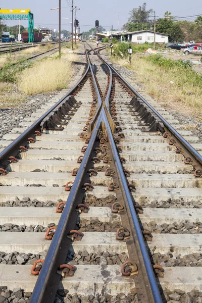 Linha de passagem ferroviária no rural da Tailândia . — Fotografia de Stock