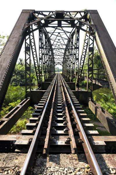 古い鉄道橋ビンテージ — ストック写真