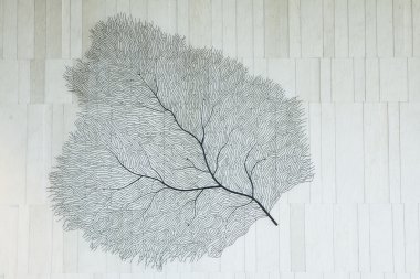 Mercan beyaz tuğla duvara yerleştirilir.