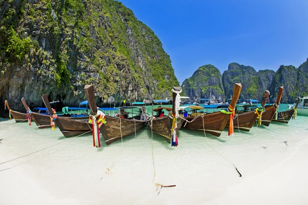 Longtale Boot am Strand, Krabi Thailand — Stockfoto