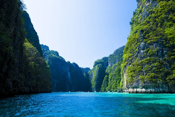 Schöne Felsen Berg und kristallklares Meer bei Krabi. — Stockfoto