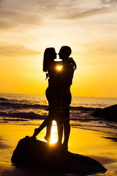 Paar küsst sich am Strand. — Stockfoto