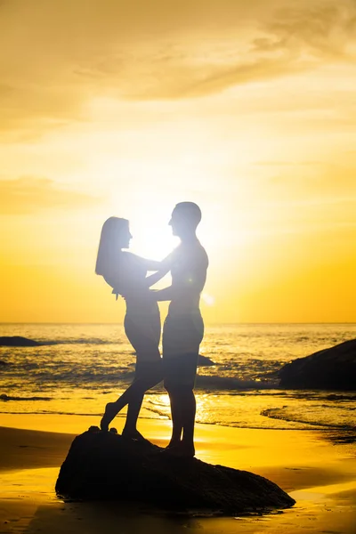 Koppel zoenen op het strand. — Stockfoto