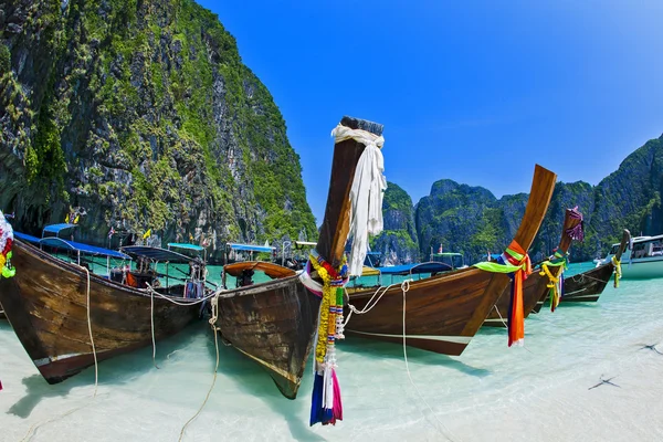 Longtale boot op het strand, krabi thailand. Rechtenvrije Stockafbeeldingen