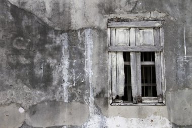 Eski kırık duvar ile bir pencere