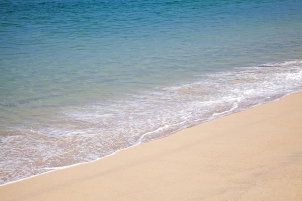 Kleine Wellen umspülten den Strand — Stockfoto