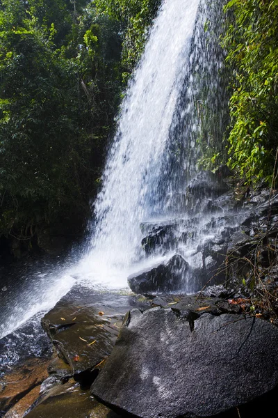 Huang num keaw wasserfall koh kood trat thailand. — Stockfoto