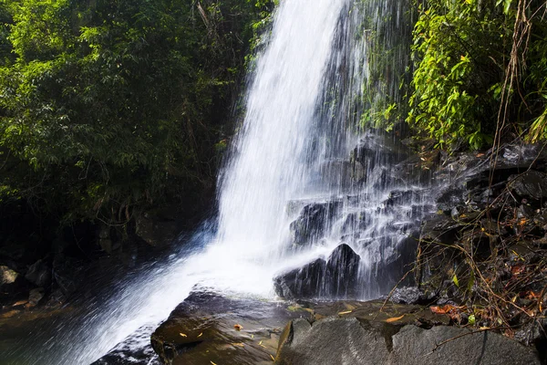 HUANG NUM KEAW WATERFALL KOH KOOD TRAT TAILANDIA . — Foto de Stock