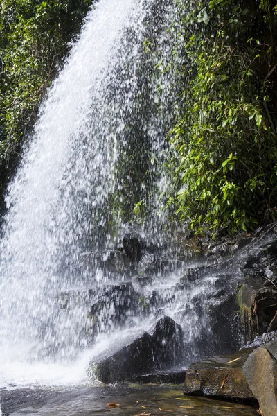 Huang num keaw wasserfall koh kood trat thailand. — Stockfoto