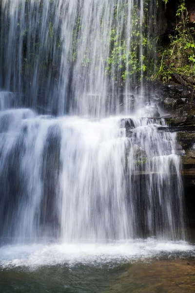 HUANG NUM KEAW WATERFALL KOH KOOD TRAT TAILANDIA . — Foto de Stock