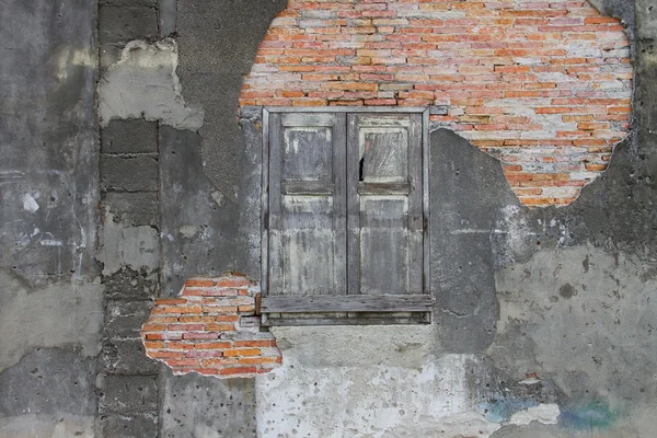 Antigua pared agrietada con una ventana —  Fotos de Stock