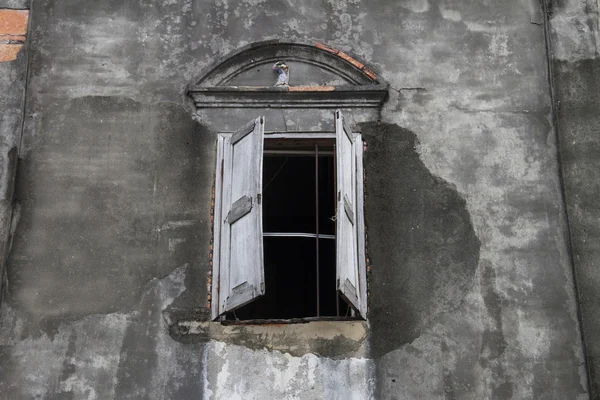 窓付きの古いひびの入った壁 — ストック写真