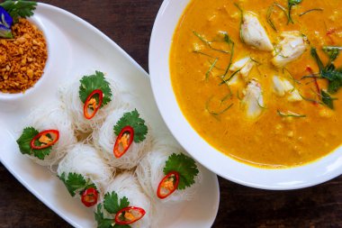 Hindistancevizi sütlü köri, yengeç ve sarı körili kızarmış yengeç. sebze.