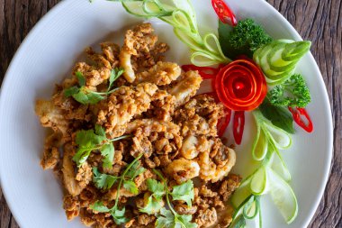 Sarımsaklı, çıtır çıtır kalamar, ahşap zeminde Asya sokak yemeği..