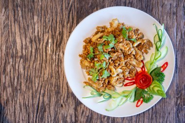 Sarımsaklı, çıtır çıtır kalamar, ahşap zeminde Asya sokak yemeği..