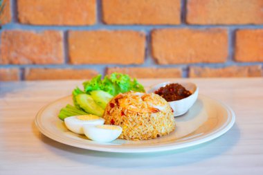 Kızarmış ekşi çorba, deniz levreği, kızarmış balık, sebze ve haşlanmış yumurta..