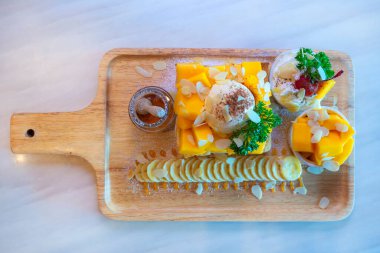 Mango Tango Ballı Tost, Mangolu Tost, Vanilyalı dondurma ve kremalı tatlı.