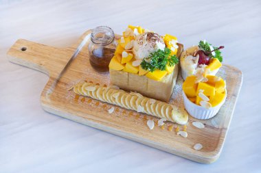 Mango Tango Ballı Tost, Mangolu Tost, Vanilyalı dondurma ve kremalı tatlı.