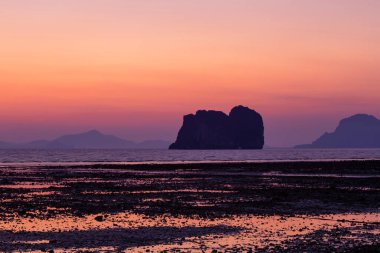 Koh (ada) Ngai 'de gün doğumundan önce ışık, Trang Eyaleti, Tayland.